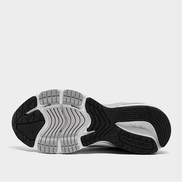 New Balance Woman’s 990v6 - Picture 2 of 5